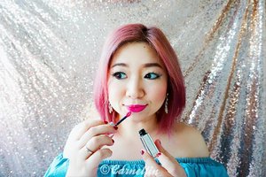 Put on your favorite lippies and ready for the day. @vovmakeupid LipQuid no.2 Bayberry for that bright vivid pink shade and irresistible radiance of fuchsia glows. #vovmakeupid #vov #lipquid #clozetteid #beautybloggerindonesia #beautyblogger #blog #beauty #motd #lotd #beautiful #korean