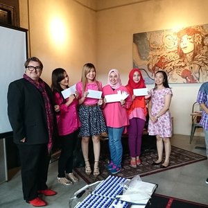 The winners of nose game

#parfumslove #bloggersays #event #bloggertakepic #sowithattitude #edt #clozetteID #toiletries #bodymist #perfumer #nose