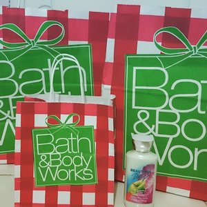 Two giant shopping bag and one in small size (that can fit several full size items)..... And we're not even a big fan of this brand.

#korbansale #clozetteID #bathandbodyworks