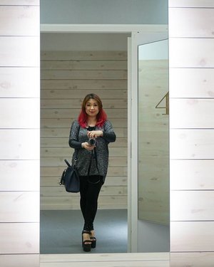 Inside the changing room of @oldnavyid spacious, bright and unique with the woody platform.

#fashion #oldnavyindonesia #oldnavy #blogger #ClozetteID #ootd #lotd