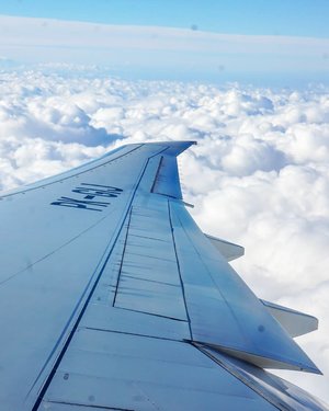 Fluffy clouds from above.

After a much avoided drama with @garuda.indonesia yang galau dengan ada, tidak ada, dan kembalinya flight ke London, we are rerouted to Amsterdam. Semoga someday kita beneran ke London, initerary nya udah ada, bahkan udah tau mau nginep dimana 😅

#garudaindonesia #flight #fromabove #sky #clouds #skyview #wings #clozetteID #travel #traveldiary #travelingkids #letsgo #travelwithCarnellin