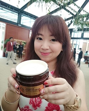 Japanese Camellia Cream, oh this is so good, aromatically relaxing. The texture is like slathering liquid marshmallow on the skin@thebodyshopindo #tbsskinspa #clozetteid #beautybloggerindonesia #thebodyshop #beautyblogger