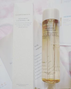 A very comfortable Treatment Cleansing Oil from @covermark_id thay cleans every trace of makeup. Love it so much 😘😘😘 http://whileyouonearth.blogspot.co.id/2016/07/covermark-treatment-cleansing-oil.html?m=1

#covermark #cleansing #cleanser #beautyblogger #clozetteid #review #blog #beautiful #beauty