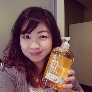 Yes! you're not mistaken, this shower gel actually bigger than my head, it's the special 750ml shower gel that only "exist" during celebrations at @thebodyshopindo #TBSale #clozetteID #beautybloggerindo #bblogger #idbeautyblogger #idblog #igdaily #ig #instadaily #instabeauty