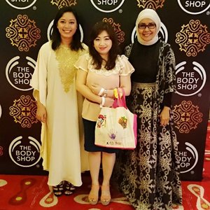 Earlier today with the beauties from @thebodyshopindo,  it's always nice meeting them, they are so passionate and real in sharing the ideality of @thebodyshopusa @thebodyshopuk

#clozetteid #thebodyshopindo #thebodyshop #Ramadan #gifts #bloggertakepic #bloggersays