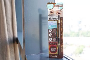Pokoknya brand ini punya prinsip segala sesuatu harus awet, mulai dari eyeliner, lip tint sampe eyebrow hehe, lama-lama mereka bikin satu muka tattoo 😁

#kpalette #makeup #tattoo #beauty #eyebrow #product #blogger #Clozetteid #cosmetic #lookbook