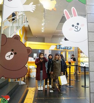 Kapan kita jalan-jalan lagi @cleae #linestore #myeongdong #Korea #seoul #travelbuddy #travelbuddies #hello #clozetteID #travel #winter #Line #ootd #lotd #potd