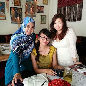With @simplybeautyme @alleriamakeup at @utamaspice Beauty Blogger Meet Up / gathering at Cafe Bali, Seminyak. 
#beautyblogger #idbblogger #idblog #Indonesia #indoblogger #utamaspice #natural #parabenfree #nosls #safe #natural #clozetteid