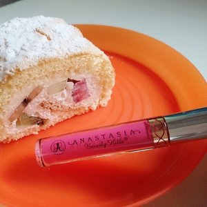 Which one is sweeter? A Sweet Talker by @anastasiabeverlyhills or a Japanese Fruits Roll Cake?

#clozetteID #beauty #bloggersays #bloggertakepic #anastasiabeverlyhills #sweettalker #ratirati #japan