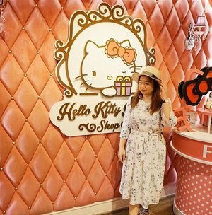 The place is surreal, so pretty and kitty-good 😍. #Sanrio #Hellokittyhouse #love #pink #travel #cafe #bangkok #Clozetteid