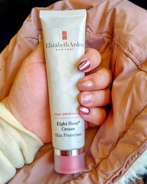 During #winterholiday the cuticles can get really dry and chapped so bad. Using @elizabetharden Eight Hour Cream helps a lot. Not just for the nails thou', lips, heels, elbows and other parts of the body too. 
It's a perfect traveling companion for the skin in need. 
Thank you @beauteous_you 
Psst, nails by @dandelion.id

#ElizabethArden #letsgo #travelwithCarnellin #winterholiday #winterskincare #ClozetteID #love #nails #cuticle #nailgelart #beauty 
Tuh @cleae pake hestek 😄😄😄