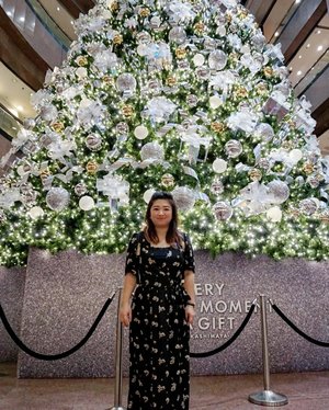 Episode: Biar makin kangen Singapore. Pohon natal di @takashimayasgudah kaya signature sign #christmasdecorations disini. Dan pastinya sepanjang jalan dari Orchard sampai @313somerset and beyond itu festive bener deh 🎄 _______#Wearing @jovonna_london Gwen DressSwipe, wearing @adelynraeofficialMaxine Woven Lace Fit & Flare _______#ootd #love  #dresedup #motd #ootd #lotd #carnellinstyle #love  #dressoftheday #dress #outfit #outfitinspo #outfitoftheday #styleblogger #styleoftheday #lookoftheday #potd #photooftheday #ClozetteID #photography #photooftheday #ootdfashion