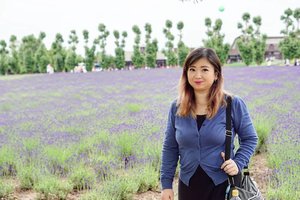 #lavenderfarm yang bikin pengen guling-guling trus bobo gara-gara aromanya 😁Adem pula disini padahal early summer, siang-siang aja 16 derajat Celsius. #summervacation #BEAUTY #lavender #tomitafarm #ootd #motd #Clozetteid #essentialoils #Japan #Furano #styleoftheday #cantik #style #travel