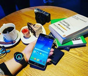 Connect with your ( @samsung_id)  or any mobile you have as long as its above 1.5 Ram (kitkat) compatibles. Around Rp. 4 mio per gear. 
There's cashback and free strap for preorder.

The guarantee last for a year and the 150 service centers are ready to received any problem. Complete with spareparts. 
#clozetteid #Samsung #gearS2Blogger #Time2change