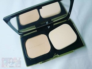 The review is up, a compact powder that makes makeup looks better and better even after hourshttp://whileyouonearth.blogspot.com/2016/02/covermark-moisture-veil-lx.html@covermark_id #covermark #kawaiibeautyjapan #compactpowder #clozetteid #review #cosmetic #Japan #beautyblogger