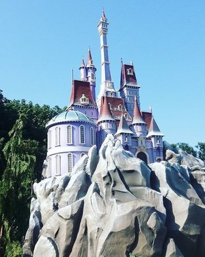 Calling Disney Princess lovers 🔊Guess whose castle is this? #disneyland #princess #castle #hongkong #travel #clozetteid