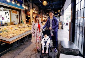 'De, smileeee...'
'No I don't want'

Kelar udah.

#travel #traveling #market #traveler  #nijo #Japan #family #familytime #hokkaido #sapporo #ClozetteID #letsgo #summervacation