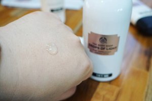 Tekstur lotion Drop of Light.  Watery gel. 
@thebodyshopindo 
#MySkinDefence by #TheBodyShop 
#clozetteid #beautyblogger #brightening #sunscreen #sunprotection #event #launch #skincare