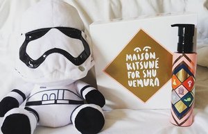Thank you so much @shuuemura_ww it's a wonderful early Christmas 🎄 gift 🎁 indeed. Loving 💗💗💗 the cleansing oil even more With Maison Kitsune design for @shuuemura It's stormirifficcc 😄#shuuemura#maisonkitsuneforshu#cleansingoil #clozetteid #stormtrooper #love #cute #cleanser