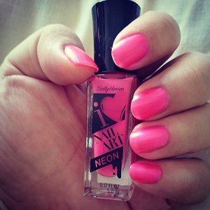 I💜Nail Art Neon in 180 Pink Punch  by @sallyhansen_id 
#bbloggerid #beautybloggerindo #Indonesia #idblog #idbeautyblogger #id #ig #igbeauty #igdaily #indoblogger #instabeauty #instadaily #clozetteID #nail #nailpolish #sallyhansenbbmeetup #sallyhansen #new #neon