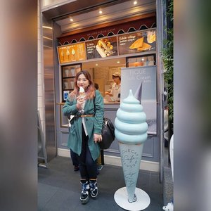 Foto bareng eskrim Vanilla warna biru 😁 pas ditanya why blue, jawabannya pake bahasa Jepang 😅#spring #namba #Japan #travel #spring2018 #blogger #icecream #blue #Clozetteid #love #ootd