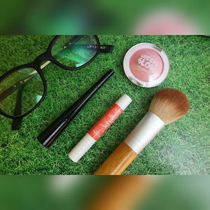 ❤ Monday
#makeupproducts #makeupaddict #monday #beautyenthusiast #beautyblogger #bblogger #maybelline #khalisa #ecotools #brush #blushon #eyeliner #clozetteID #ofisuredii