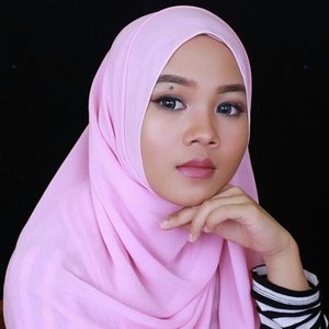 Strolling my old photos😞Sometimes I hate pink because it makes me looking too girly and I hate the fact that I'm looking better in pink😝😂💄 @colourpop lippie stix lumiere...............#fotd #motd #hotd #makeupoftheday #beautyblogger #hijabblogger #beautyvlogger #ofisuredii #clozetteid #mayamiamakeup #hudabeauty #indonesianbeautyblogger