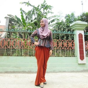 Meskipun hari batik sudah lewat 2 hari tapi boleh kan ya pajang outfit batik hari ini, atasan batik peplum ini favorite aku banget hihihi Aku memang agak suka color block, jadi aku ng mix n match orange dengan ungu, what do u thing?
Cintailah batik ya, sebagai produk asli Indonesia, I'm always proud wearing batik :) #ootd #ClozetteID #MyBatikStyle #beautyblogger #indonesianhijabblogger #hijabstyle #officelook #batik #peplum #officestyle #instastyle #instadaily