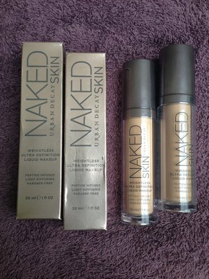 Idk why anyone would write a bad review about Ud naked skin fondie. 
it has a great staying power, medium to full coverge, easy to blend, hydration and i love the dewy finish! its so perfect for my dry skin.. It doesnt break me out. 
I would defiantly repurchase this product as it is my HG fondie 