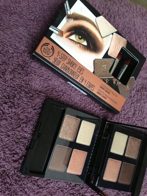 Thebodyshop smokey eyes palette..
the shaddows are very pigmented. The texture very creamy lol and didnt fallout during application. 
But u need eyeprimer if you want the shaddows stay wholeday on eyelids.
And 2 mini brushes is quite nice.

Worth to buy