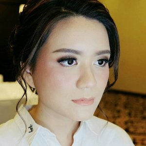Makeup kondangan beneran by @vs_makeupstudioRambut updo serat-serat manja by @minarbeauty#clozetteid #muajakarta #hairdojakarta
