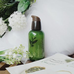 I've been wanting to try this serum since ages ago.. big shout out to @clozetteid for sending me this #innisfreegreenteaseedserum and lots of masks to try out 🌿I'm currently testing out the serum, I'll write my review or early impression on the blog a week or two from now 😊#ClozetteID #ClozetteIDReview #InnisfreexClozetteIDReview #Innisfree #InnisfreeIndonesia #Innistagram