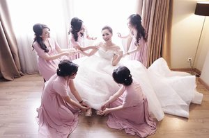 Setelah lama baru ku sadari, tugas bridesmaid yg hakiki adalah figuran foto.
#robbyvebbiwedding

#clozetteid #bridesmaid
