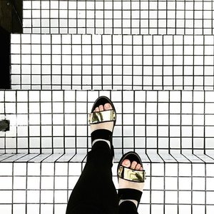 Every big dream starts with simple step. Today it might look small but with consistency we'll never know where these small steps will bring us.
.
#blackandwhite #ggrep #clozette #clozetteid #grid #quote #sandal