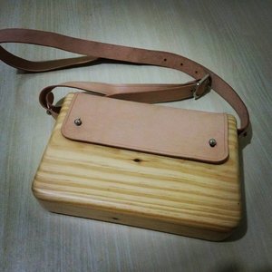 Tas dari Kayu ini hasil perajin lokal. Ada di Galeri Indonesia Blibli.com #galeriindnesia #craft #slingbag #wood #clozetteid