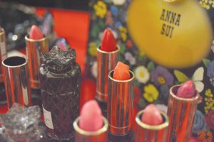 Is there a reason for not loving Anna Sui? Especially these lovely stars for your lips... .
#clozette #clozetteid #starclozetter #annasui #beautyblogger #bandungbeautyblogger #makeup #bandung #beauty 
Cc @annasuicosmetics_idn