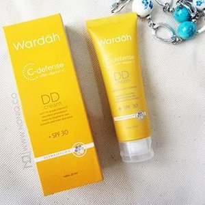 new review is up on my blog. have you tried @wardahbeauty Wardah DD Cream C-defense with vitamin C ? 
I easily fall in love with the light and its soft texture!

#ClozetteId #beautyblogger #beauty #indonesianbeautyblogger #ddcream #instabeauty #makeup