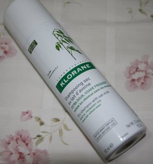 Klorane Dry Shampoo, I've seen it so many times in backstage, blogs, and Youtube. It gives my oily scalp more volume, It removes the appearance of oily hair, It doesn’t give me a product build-up, It doesn’t give me a white residue, I don't have to wash daily, a life changing product!