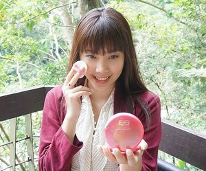 Skin79 Sun Protect Beblesh Pact (Hot Pink) is the perfect powder for us who live in tropical country 😜It has SPF 30 PA++ so I don't need to apply another layer of suncreen, plus the coverage and oil control are amazing!You can get it at @mslie86 (quote 'beautyappetite' for free shipping all over Indonesia). Read the full review on #beautyappetite 👄#clozetteid #beautyappetitereviews