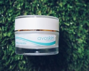 Y'all know how I love multi function products. Let me introduce you to @avoskinbeauty Soft & Fresh Day Cream, it's moisturizer and sunscreen in a jar! If you're still looking for a light textured moisturizer, you might want to try this one. < bit.ly/avodaycream >#beautyappetitereviews #clozetteid