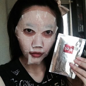 It's weekend, it's time to pamper yourself! I've been loving this SK-II Facial Treatment Essence Mask, read the complete review on [www.beautyappetite.com] :)