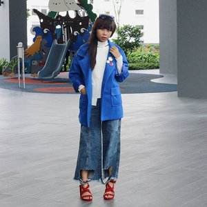 Up on the blog 💻 lulutmarganingtyas.tumblr.comMy first #ootd in #singapore ft. @julyanddecember jacket // @pomelofashion turtleneck top & wideleg jeans // @retailthrpy heels.#fashionblogger #clozette #clozetteid #streetstyle