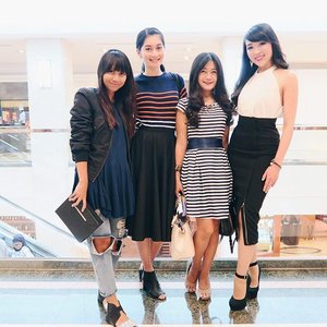With these beautiful ladies / @clozetteid ambassadors at the premiere of "The Intern". Really really great movie. Read the review on my blog. Big thanks to @clozetteid and Warner Bros Pictures Indonesia :) #fashionblogger #clozetteid #clozette #TheInternMovie