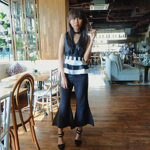 Inspired by the Parisian cliqué! 🗼

was wearing Lourdes by @brigidalourdes "piano" top 🎹 & @swankki_id pants #fashionblogger #jeLAZgayague #ootd #clozette #clozetteid #ootd