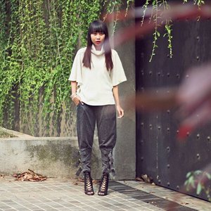 #ootd @retailthrpy turtleneck top and pants. Shot by my ciksist @lizelisabeth #StreetStyle #FashionBlogger #clozetteid