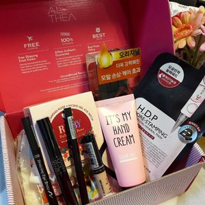 Happiness is.... this pink box from @altheakorea ❤
-
#sbbxalthea #altheakorea #althea #altheaid #surabayabeautyblogger #sbybeautyblogger #clozetteid #clozettedaily