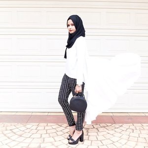 #OOTD // Black and White Outfit. Top from @savannah_ind & Pants from @BULL.ID #ClozetteID