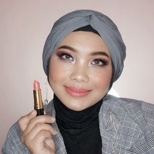 #MyBoldLook buat aku ketika berani keluar dari zona nyaman. Seumur hidup aku gak berani pakai hijab model turban, karena selain gak bisa dan juga gak pe-de. Lalu makeup bold juga gak mesti dengan warna bibir yang tua, eye makeup juga bisa mewakili lho, kelihatan beda banget ya sama makeup harianku. Btw aku pakai @revlonid Super Lustrous Lipstick no 415 Pink in The Afternoon, warna pink nya yang soft cocok dipakai dengan makeup natural ataupun bold #MyBoldLook #BoldMakeup #clozetteid #dailylife