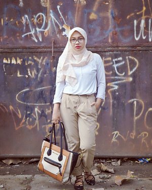 #DIY flat lace up & my favourite bag from @csiriano x @paylessshoesource ......#dailylife #clozetteid #hijabasia #comfy #DIYFlatLaceUp #flatlaceup #paylessid #paylessbag #OOTD #duahijabtrans7