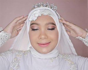 Menurut kalian, bagus pakai korsase di inner hijab atau gak pakai? Ceritanya trial makeup wedding, udah lama banget gak mainan makeup jadi kaku tangan nya hehehe...#coniettadaily #makeupwedding #weddingmuslimah #clozetteid #dailylife